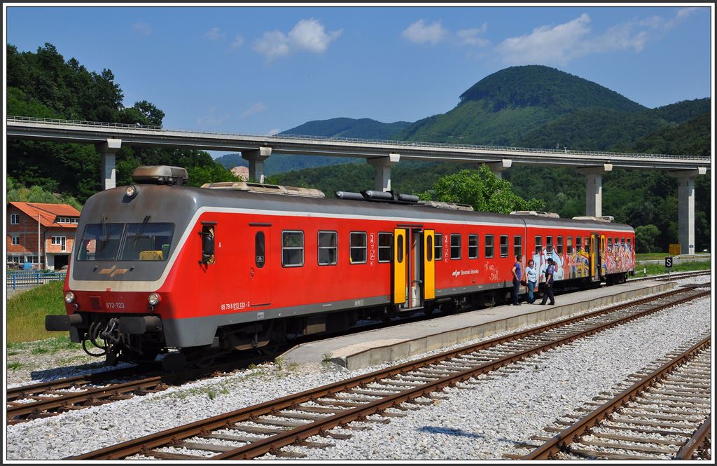 Reg 7811 mit 813-123 ist im Kroatischen Grenzbahnhof Durmanec eingetroffen. (01.07.2015)