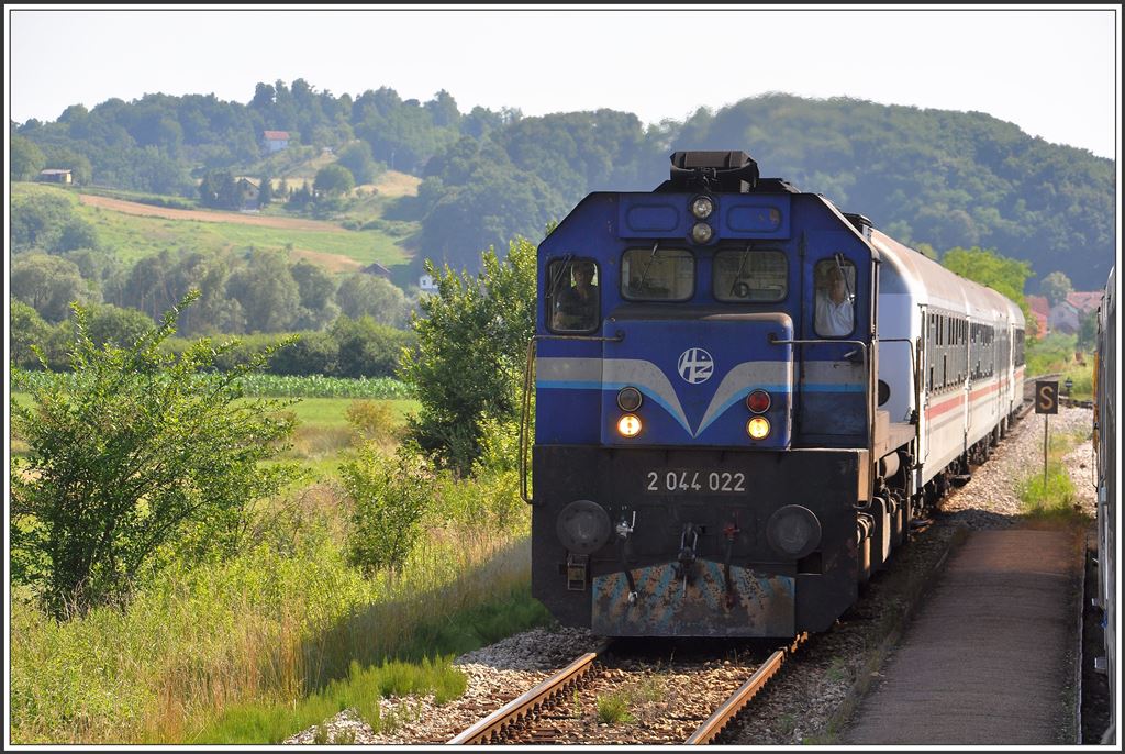 Reg 790 aus Zagreb mit der 2044 022 erreicht Zabok. (01.07.2015)