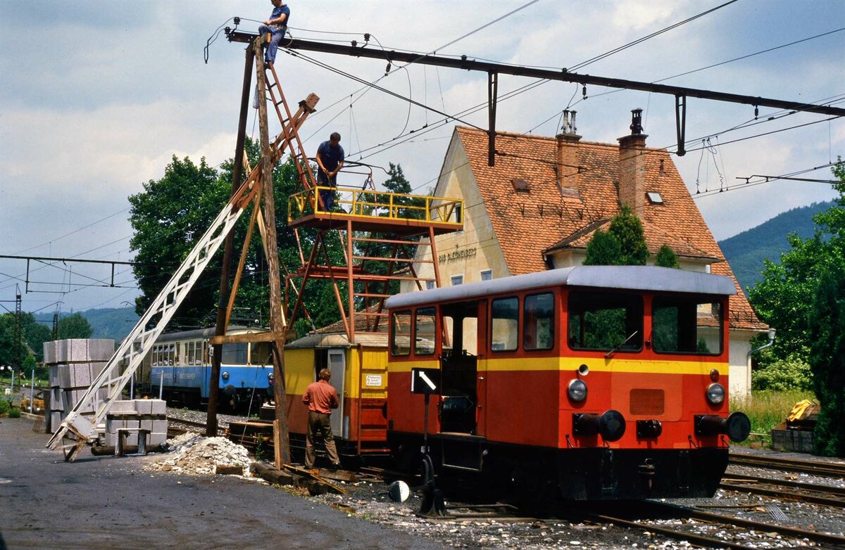Rege Bauarbeiten auf dem Areal des Bahnhofs Gleichenberg. Datum: 01.08.1986