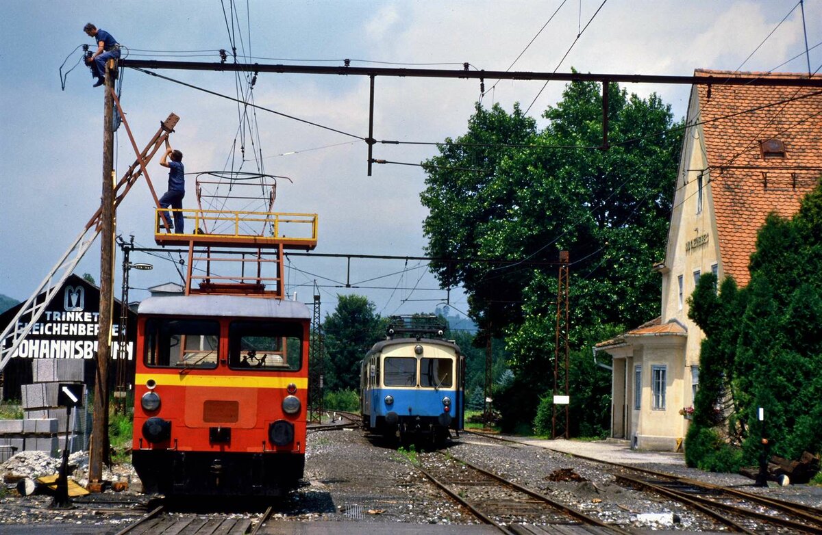 Rege Bauarbeiten im Bahnhof Gleichenberg. Rechts vor dem Bahnhof wartet einer der beiden ETs der Bahn auf die wenigen Fahrgäste.
Datum: 01.08.1986