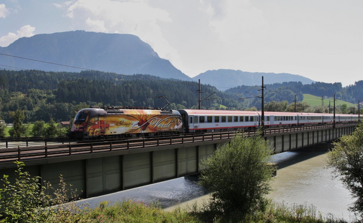 Regelmig fhrt die Werbelok der BB, die 1216 019-0 ``Verdi`` durch Tirol. Hier am 29.8.2013 mit einem EC von Italien nach Mnchen auf der Innbrcke bei Kirchbichl.