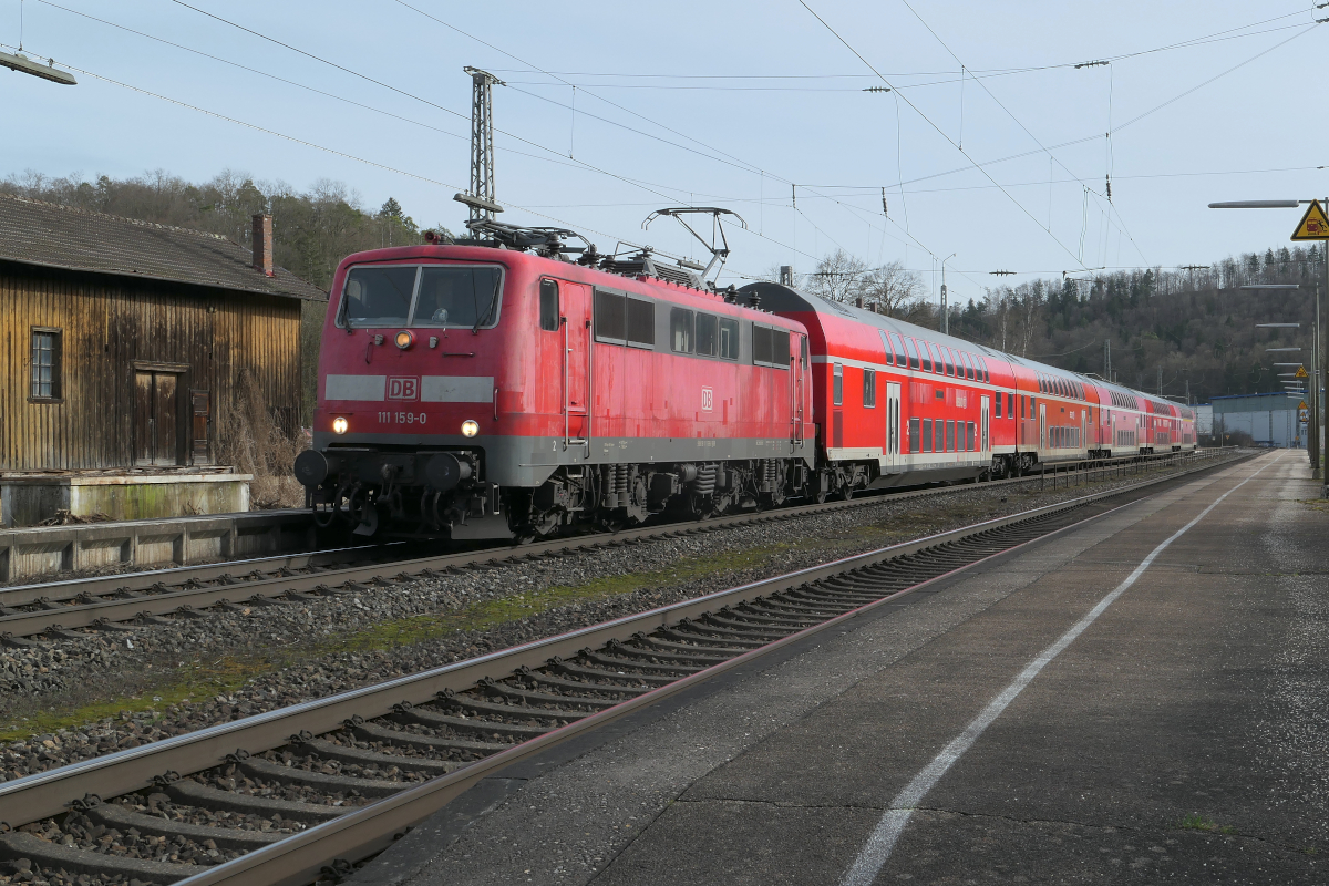Regelmäßig mit Elok der Baureihe 111 wird der RB16 gefahren, der etwa um 12.30 in München Hbf abfährt und Treuchtlingen planmäßig um 14.20 erreicht. Hier legt die 111 159-0 mit diesem RB16 einen planmäßigen Halt in Pappenheim ein, die nächste Station ist Treuchtlingen.
Pappenheim, Mittwoch, 21. Februar 2024