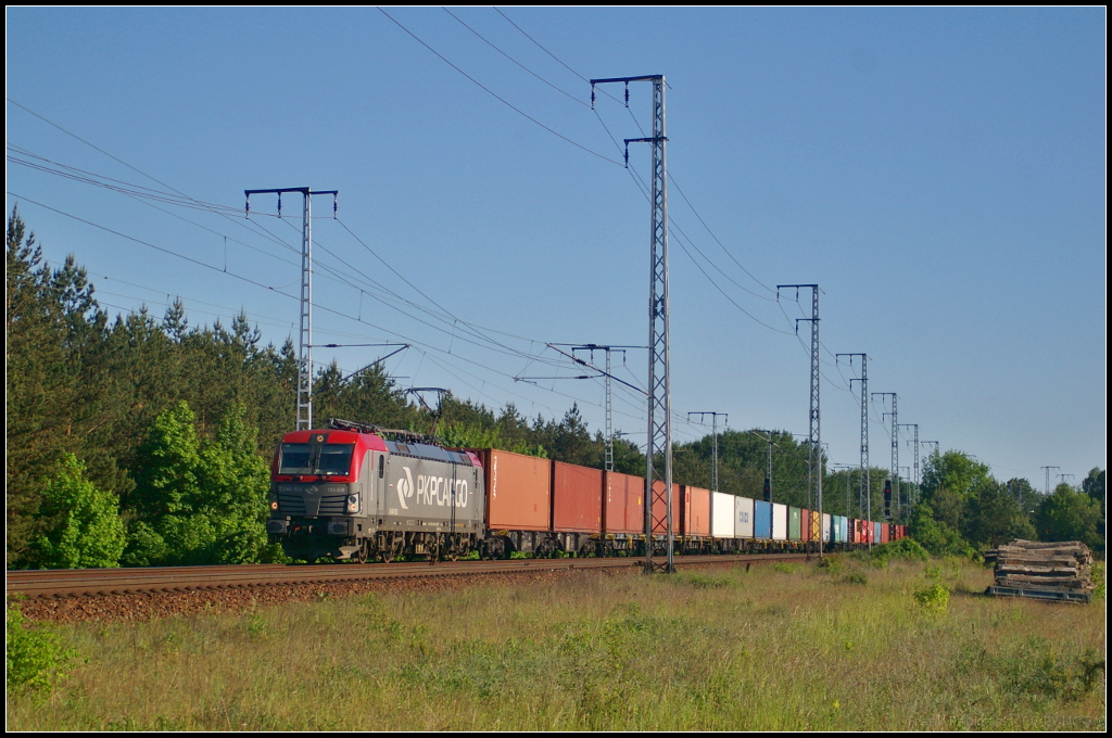 Regelmäßig sind bereits die Vectron-Lokomotiven von PKP Cargo in Berlin anzutreffen. Am 27.05.2017 konnte EU46-508 / 5 370 020 mit ihrer Rückleistung Richtung Heimat in der Berliner Wuhlheide fotografiert werden (Standort öffentlich zugänglich)