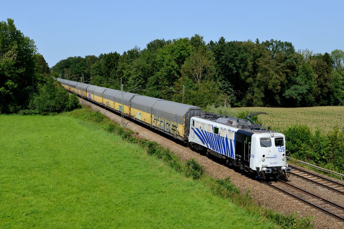Regelmäßig sind Neuwagentransporte in geschlossenen Waggons der Firma Altmann auf der KBS 950 anzutreffen. So z.B. der DGS 48865 von München Freimann nach Verona Q.E., der am 26. August 2017 von 139 135 nach Kufstein gebracht wurde und den ich bei Gutmart fotografieren konnte.
 