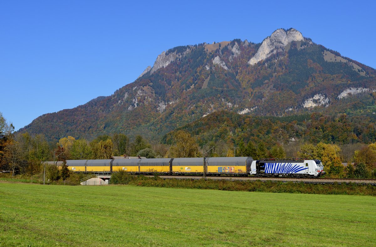 Regelmäßig sind Neuwagentransporte in geschlossenen Waggons der Firma Altmann auf der KBS 950 anzutreffen. So z.B. der DGS 48865 von München Freimann nach Verona Q.E., der am 14. Oktober 2017 von 193 771 nach Kufstein gebracht wurde und den ich bei Einöden mit Blick auf den herbstlich eingefärbten Heuberg fotografieren konnte.