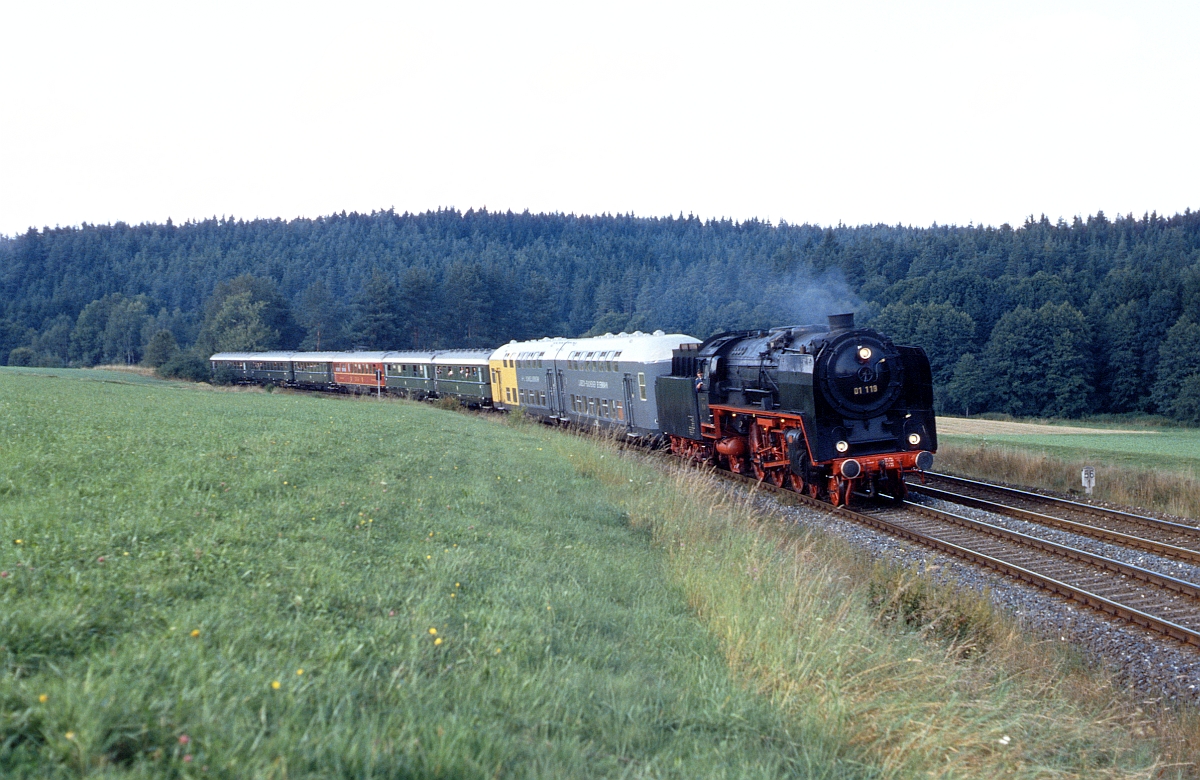 Regelmig waren im Jubilumsjahr 1985 vor bestellten Sonderzgen auch die beiden Nicht-Bundesbahn-Dampfloks 01 118 der HEF und 01 1066 der UEF im Einsatz. Hier 01 118 mit dem Doppelstockwagen der Lbecker Verkehrsfreunde am 1.9.1985 im Veldensteiner Forst zwischen Pegnitz und Neuhaus.