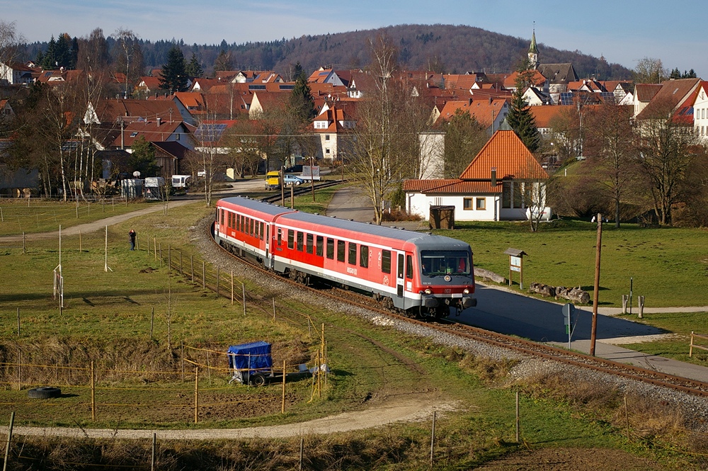 Regelverkehr auf der Schwäbischen-Alb-Bahn am 21. November 2012 mit 628 345. Als RB 22175 verlässt er den Gomadinger Bahnhof in Richtung Münsingen.