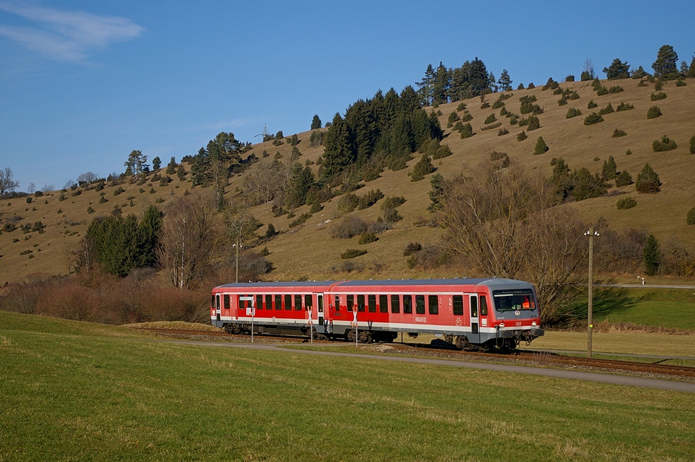 Regelverkehr auf der Schwäbischen-Alb-Bahn am 21. November 2012 mit 628 345. Als RB 22765 ist er unterwegs zwischen Gomadingen und Marbach.
