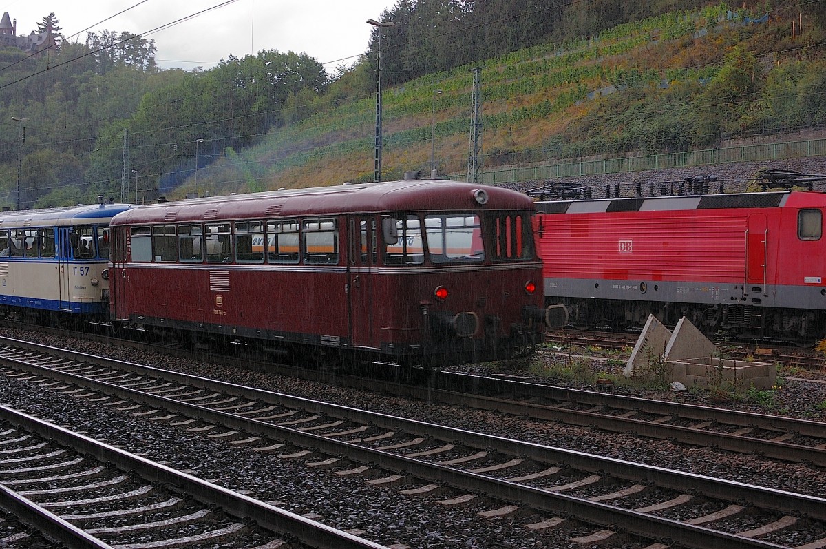 Regenbild, Nachschu� auf den nun am Zugende befindlichen 798 750 der hinter dem VT 57 der Hochwaldbahn nach Kalenborn hinauf f�hrt. Im Hintergrund der  steht die 143 114 an diesem Samstag den 14.9.2013