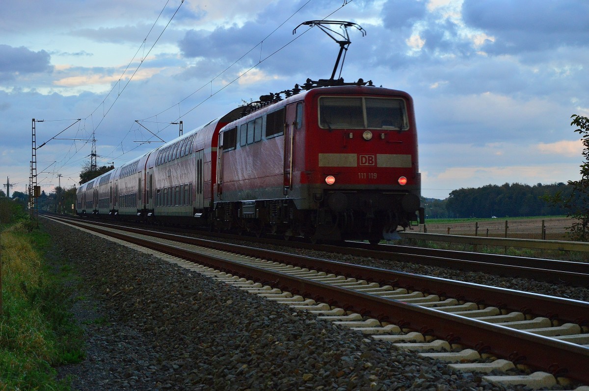 Regennass fährt die 111 119 mit ihrem RE4 Zug in Richtung Wickrath. 11.10.2014
