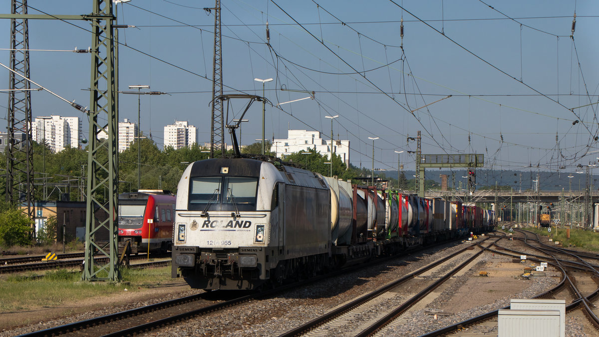 Regensburg am 10. Mai 2018. Die private 1216 955-5 durchfährt gerade den Bahnhof. 
