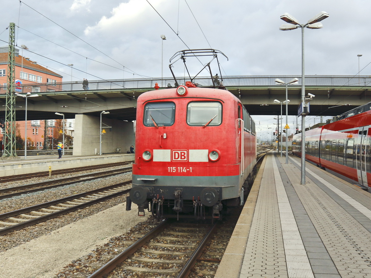 Regensburg am 30. November 2019 rangiert 115 114-1 