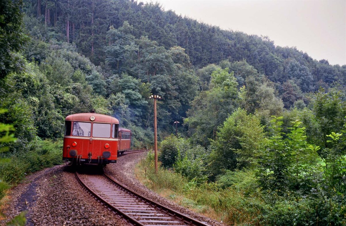Regentag mit Uerdinger Schienenbussen auf der Zabergäubahn, einer DB-Nebenbahn  zwischen Lauffen und Leonbronn, 06.09.1984 