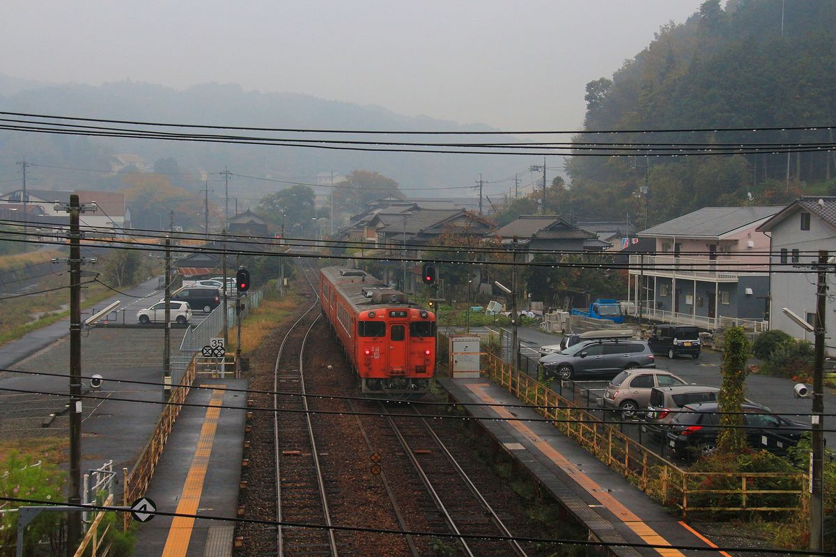 Regentropfen, Dunst und Nebel - so präsentierte sich das westliche Hochland in Japan bei der Ausfahrt des Regionalzugs aus Kamenokô (2 Dieseltriebwagen, KIHA 47 + KIHA 40). 8.November 2017. 