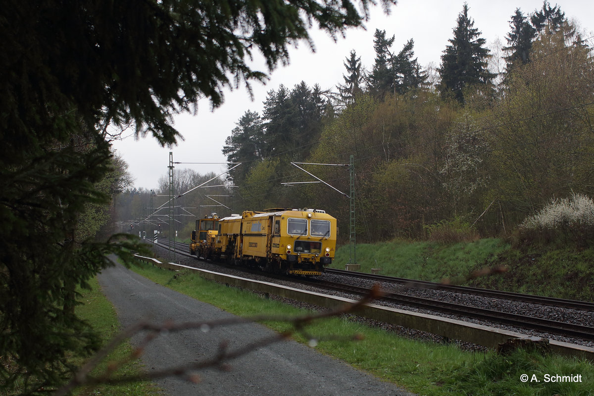 Regenwetter am 23.04.2016 bei Plauen mit einer Stopfmaschine passiert gerade die Fotostelle. 