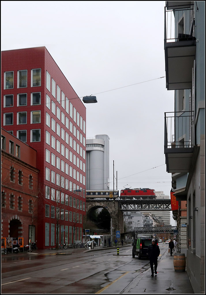 Regenwetter -

Regnerisch und ungemütlich war das Wetter als ich hier am Wipkinger Viadukt auf einen Zug wartete. Solange ich nicht in einer möglichen Fotoposition stand, sah man ständige Züge auf der Brücke. Als ich aber diesen Standort unter einem Vordach gefunden hatte musste ich doch einige Zeit warten, bis sich dann ein Zug zeigte. Ermüdend bei der kurzen Vorwarnzeit.

De Ronds hatten da mehr Glück, schönes Wetter und auch noch eine Straßenbahn dazu.

14.03.2019 (M)

