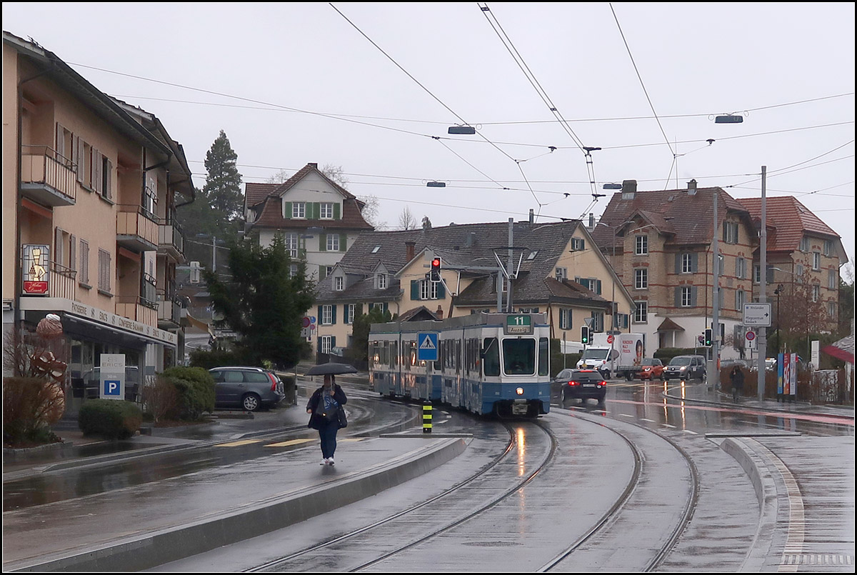 Regenwetter in Zürich -

Regen ist zwar ungemütlich für den Fotografen, bringt aber eine eigene Qualität ins Bild in Form von Reflexionen auf dem Asphalt.

Tram 2000 auf der Linie 11 an der Haltestelle Balgrist.

14.03.2019 (M)