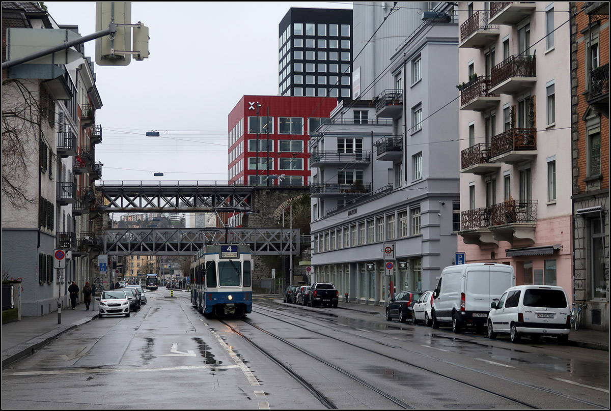 Regenwetter in Zürich -

Tram 2000 der Linie 4 in der Limmatstraße mit den dortigen Viadukten im Hintergrund.

14.03.2019 (M)