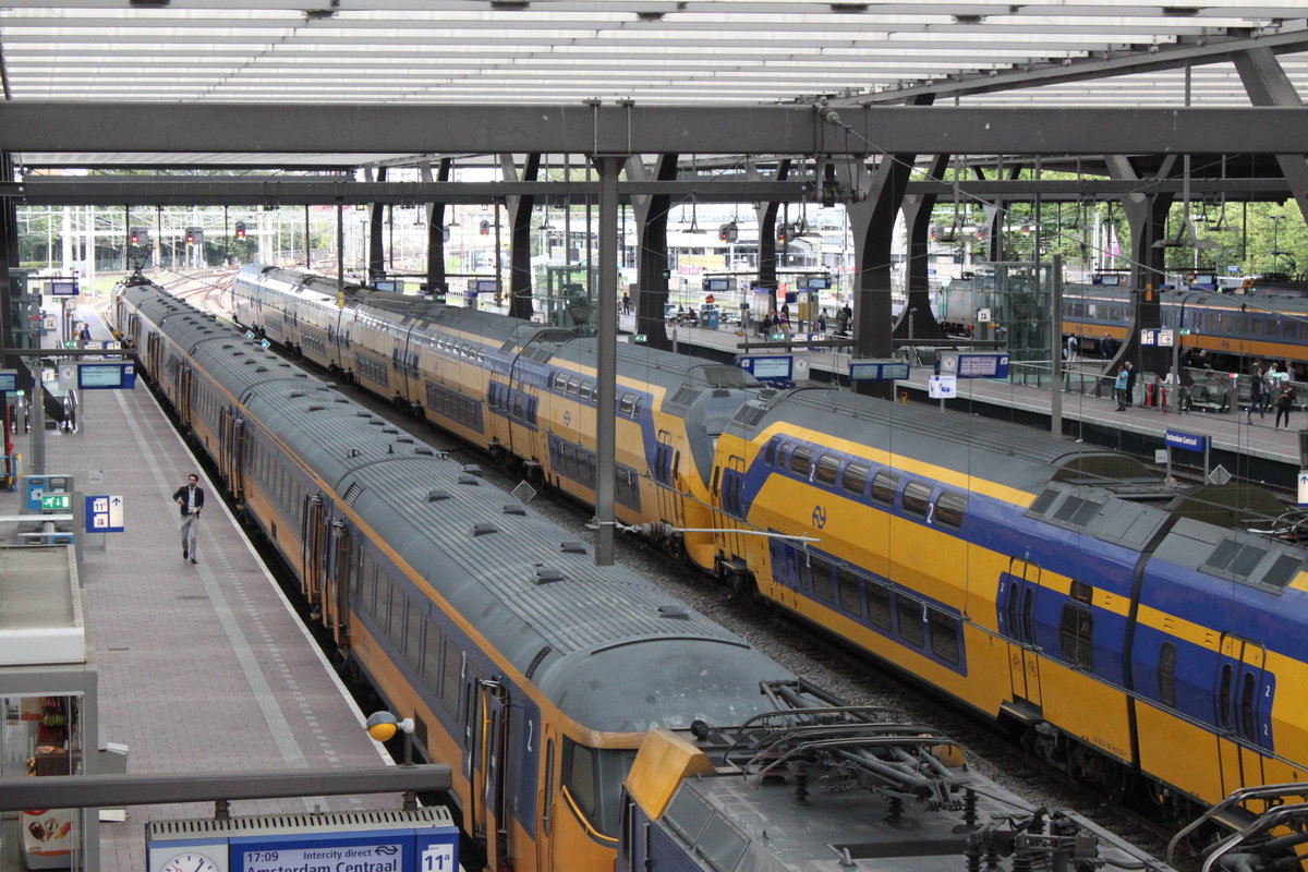 Reger Bahnverkehr in Rotterdam Centraal am 08.08.2016. Vorne steht ICD 945 nach Amsterdam an Gleis 11, dahinter IC 9247 ebenfalls nach Amsterdam un ganz hinten ICD 952 nach Breda und ICD 1047 nach Amsterdam.