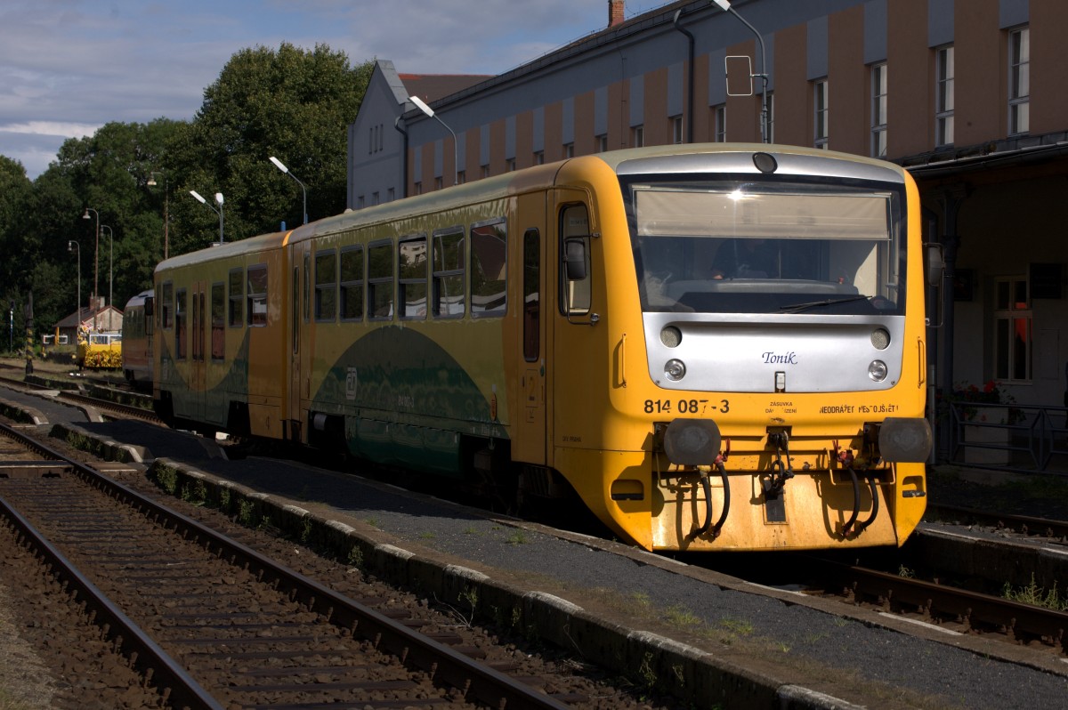Reger Betrieb herrscht in Rumburk. Auf Bahnsteig 1  steht der TW der Nationalparkbahn,  auf Gleis 2 steht  Tonik  zur Abfahrt nach Mikolasovice.
16.08.2014   16:35 Uhr.