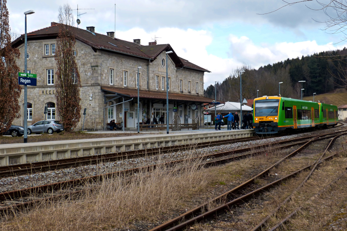 Reger Feierabendverkehr im Bahnhof regen. 04.03.2016