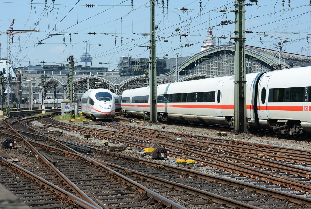 Reger ICE-Verkehr am Hbf Köln, davon Ausfahrt des ICE 4653 (406 553-8) der Niederländischen Staatsbahnen - 31-07-2014