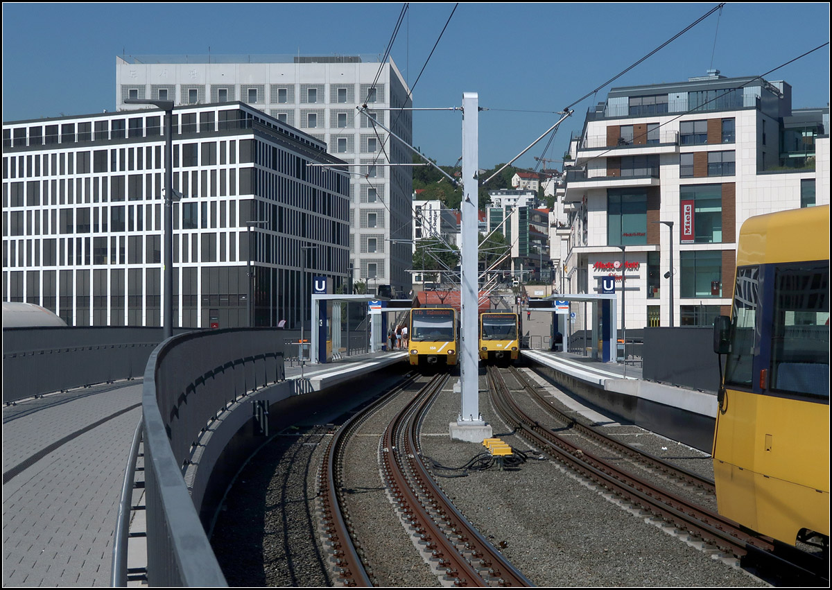 Reger Stadtbahnverkehr -

... an der neuen Stadtbahnstation Budapester Platz im Stuttgarter Europaviertel. Während sich zwei Züge der Linie U15 in der Haltestelle begegnet fährt ein Zug der Linie U12 in die Station ein.

31.07.2017 (M) 