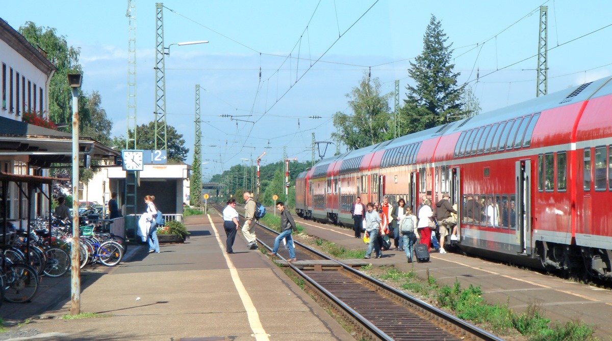 Reges Treiben im Bahnhof Hirschaid am 13.9.07: Bis zum S-Bahn-Ausbau mussten die Fahrgäste zu den Zügen Richtung Norden über das Gleis der Gegenrichtung laufen. Das Ausfahrsignal nach Strullendorf im Hintergrund zeigt schon  Hp 1 .