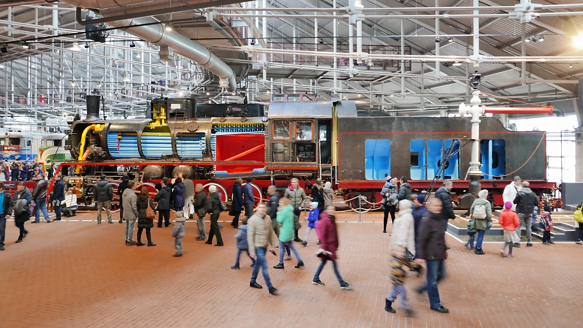 Reges Treiben vor dem Schnittmodell einer Dampflok in der neuen Fahrzeughalle des Russischen Eisenbahnmuseums in St. Petersburg, 4.11.2017 