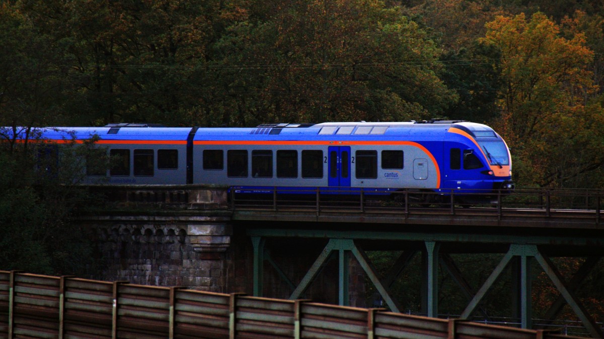 Reginalbahn Cantus. Eine Bahn der Cantus Verkehrsgesellschaft auf der Fuldabrücke bei Spiekershausen. Sitz in Kassel. Ein Tochterunternehmen der  Hessischen Landesbahn GmbH (HLB) und der BeNEX GmbH, einer Tochter der Hamburger Hochbahn AG (HHA). Zugtyp: FLIRT (Flinker Leichter Innovativer Regional Triebzug)