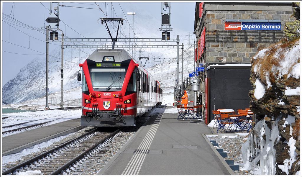 Regio 1625 mit ABe 8/12 3502 kurz in Ospizio Bernina. (23.10.2014)