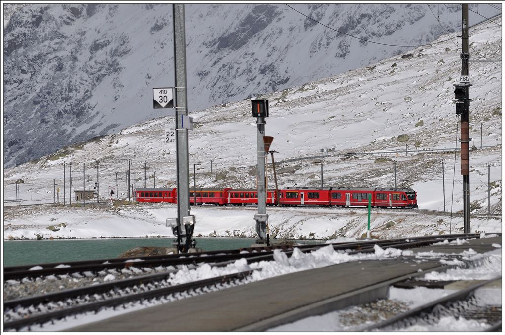 Regio 1625 mit ABe 8/12 3502 kurz vor der Passhöhe in Ospizio Bernina. (23.10.2014)