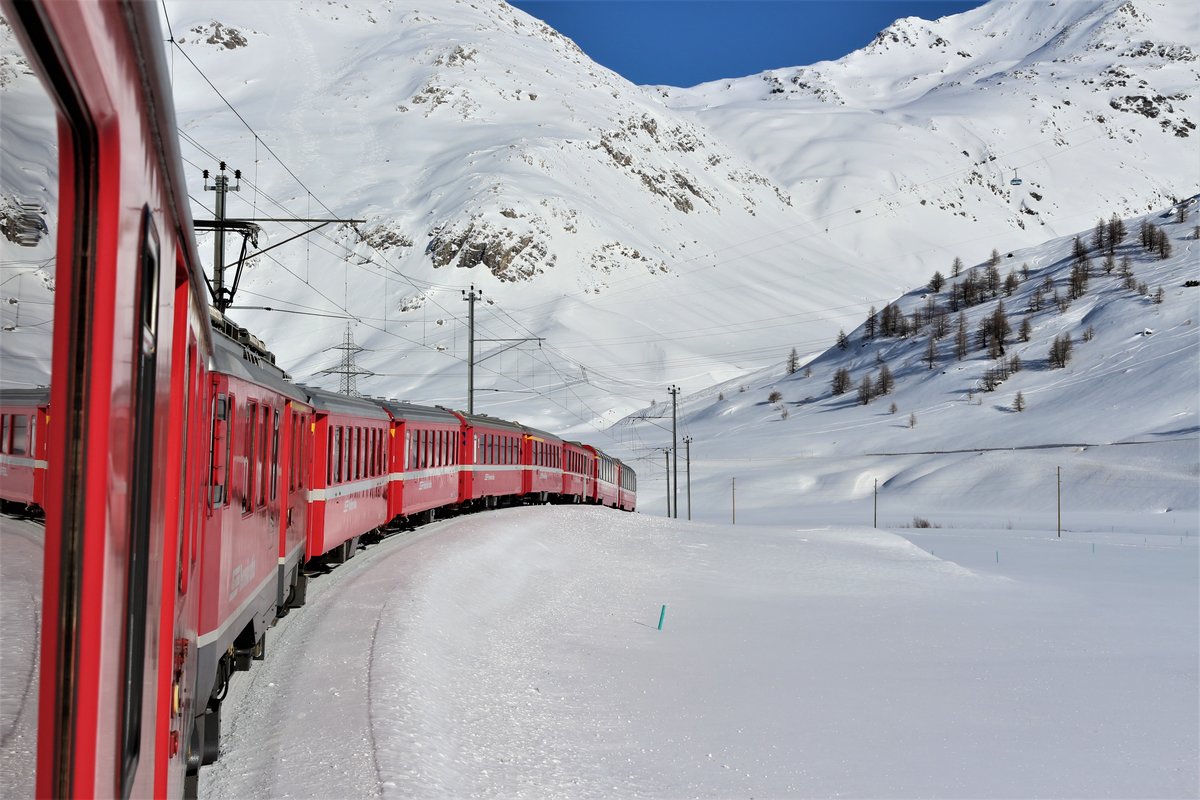 Regio 1625 von St. Moritz nach Tirano unterwegs zwischen Bernina Lagalb und Ospizio Bernina unter grandiosem Wetter. Die Aufnahme entstand am 14. Januar 2018 aus der ABe 4/4 III Nr. 54  Hakone . Dahinter versteckt sich auch die ABe 4/4 III Nr. 53  Tirano .