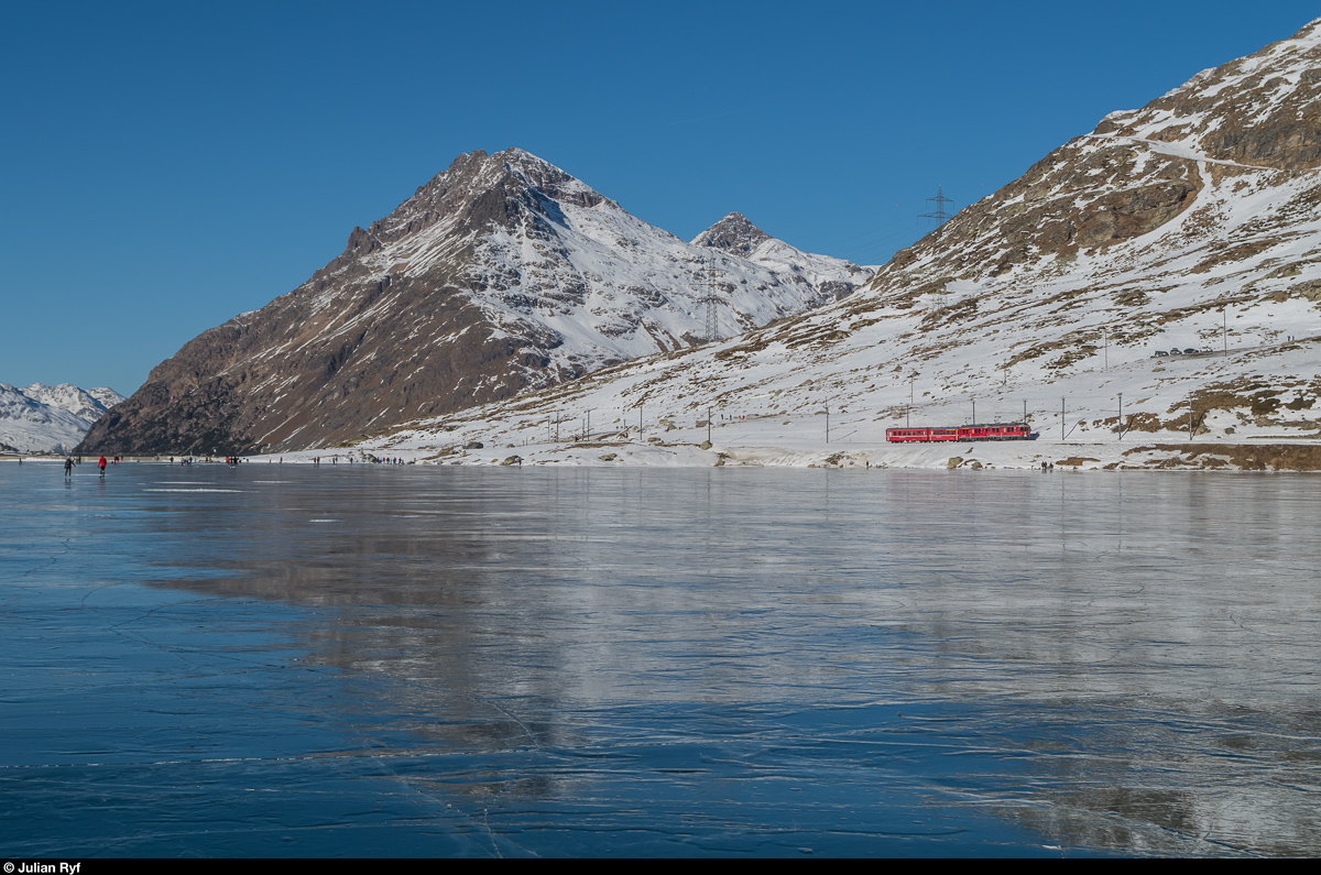 Regio 1629 St. Moritz - Poschiavo mit ABe 4/4 III 52  Brusio  und 51  Poschiavo  am 29. Dezember 2016 am mit Schwarzeis bedeckten Lago Bianco.