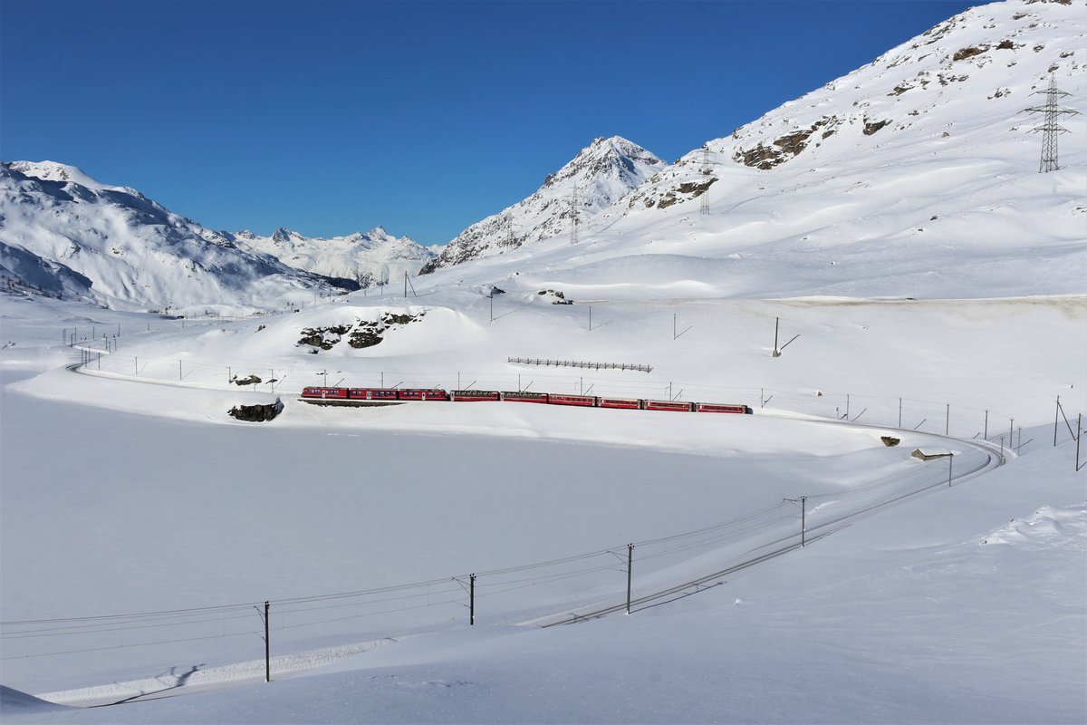 Regio 1644 von Tirano nach St. Moritz unterwegs mit einer RhB ABe 8/12, unter herrlichem Wetter am komplett zugefrorenen Lago Bianco zwischen Ospizio Bernina und Bernina Lagalb bei -22°C Kälte.
14. Januar 2018