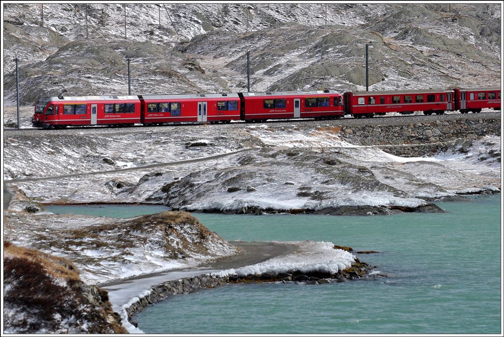 Regio 1652 mit ABe 8/12 3511 am Lago Bianco zwischen Alp Grüm und Ospizio Bernina. (23.10.2014)