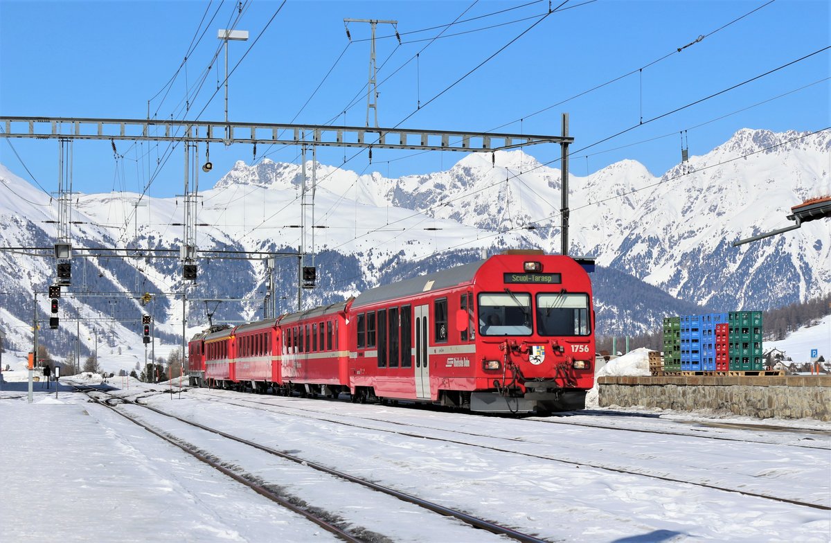 Regio 1933 von Scuol-Tarasp - Pontresina, geführt von RhB Steuerwagen BDt 1756 mit der Ge 4/4 II 612 Thusis  am Zugsschluss, erreicht den Bahnhof Pontresina.

21. Februar 2018