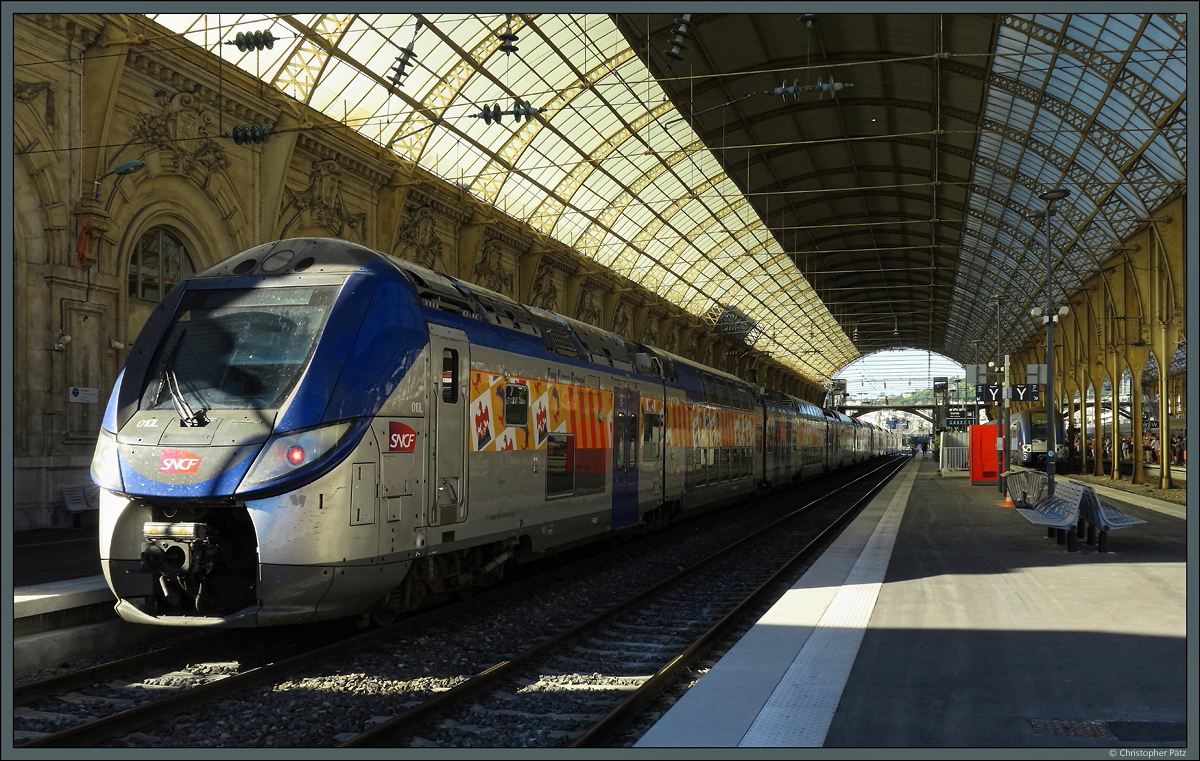 Regio 2N-Triebwagen 010L hält am 28.09.2018 im frisch sanierten Bahnhof Nice Ville.