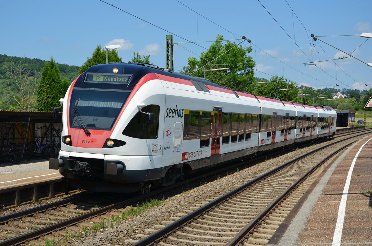 Regio E-Zug 521 202 Seehas Radolfzell von SBB CFF FFS Richtung Konstanz beim Stop in Welschingen-Neuhaus. Am 15.06.2017