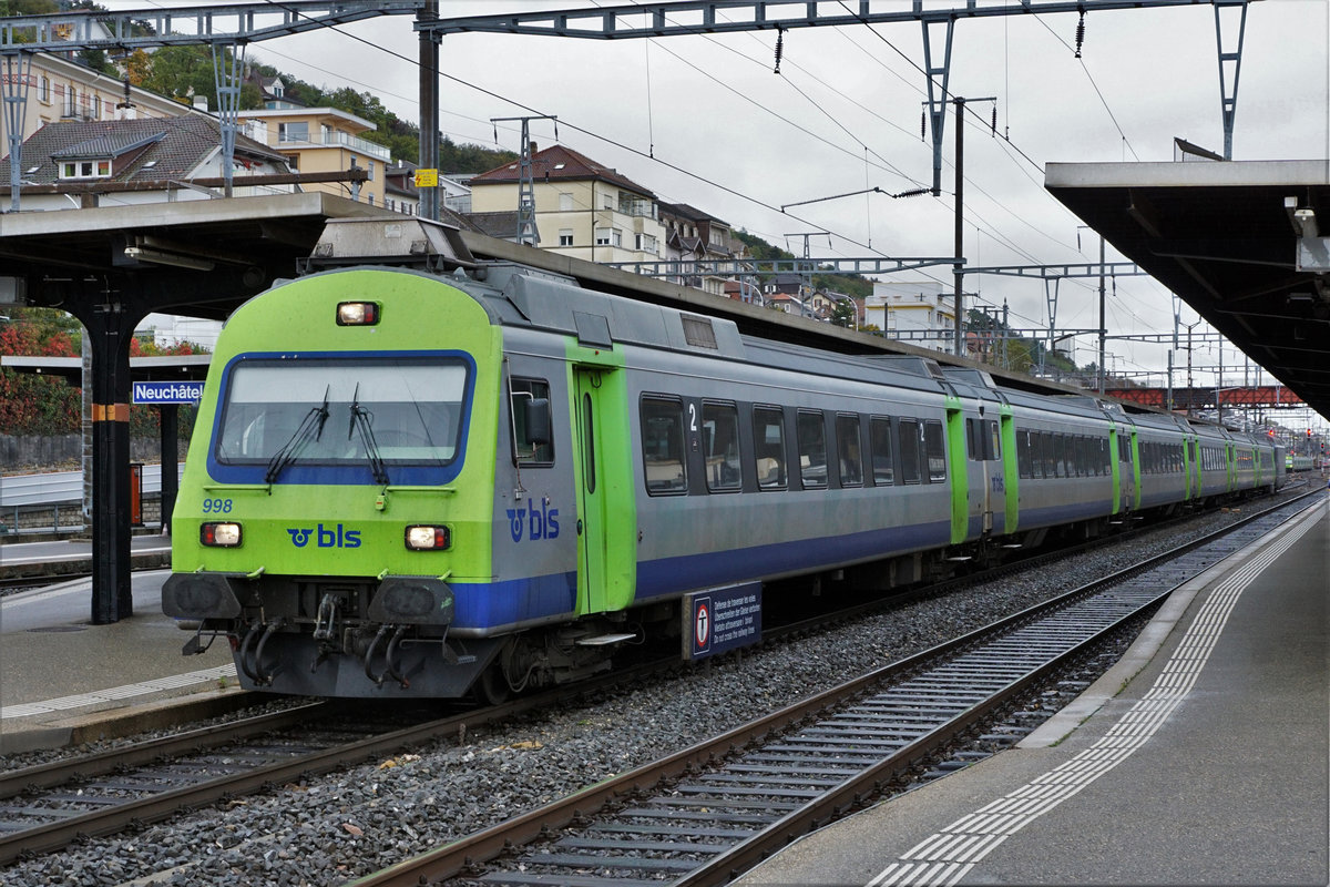 Regio Express Bern - La Chaux-de-Fonds mit der Re 465 005-7 in Neuchâtel am 2. November 2019.
Foto: Walter Ruetsch