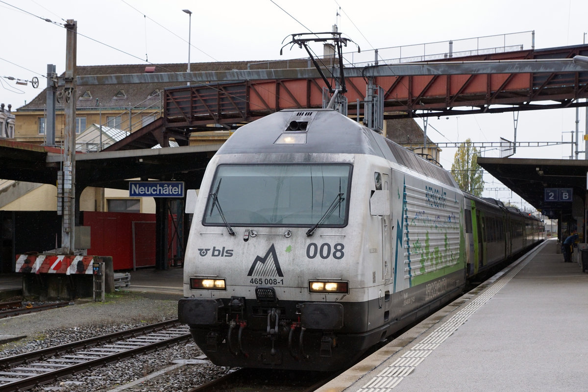 Regio Express La Chaux-de-Fonds - Bern mit Re 465 008-1 in Neuchâtel am 2. November 2019.
Foto: Walter Ruetsch 