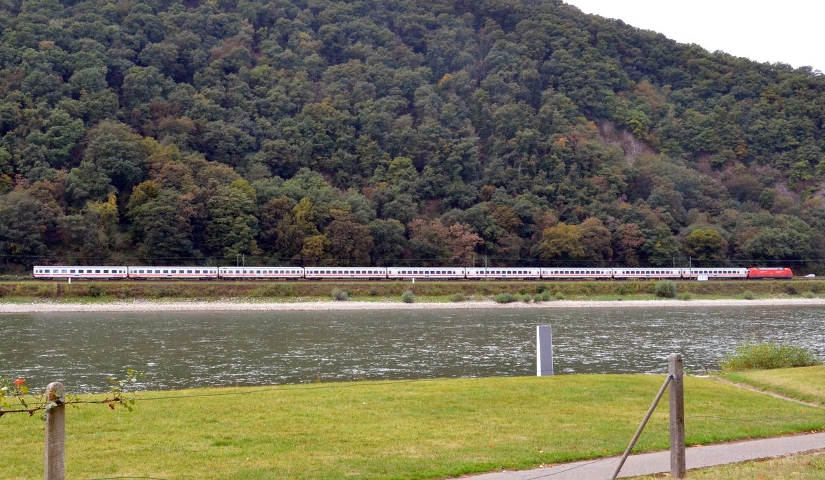 Regio-Express Richtung Koblenz von der anderen Rheinseite beobachtet bei Andernach am 05.10.16,