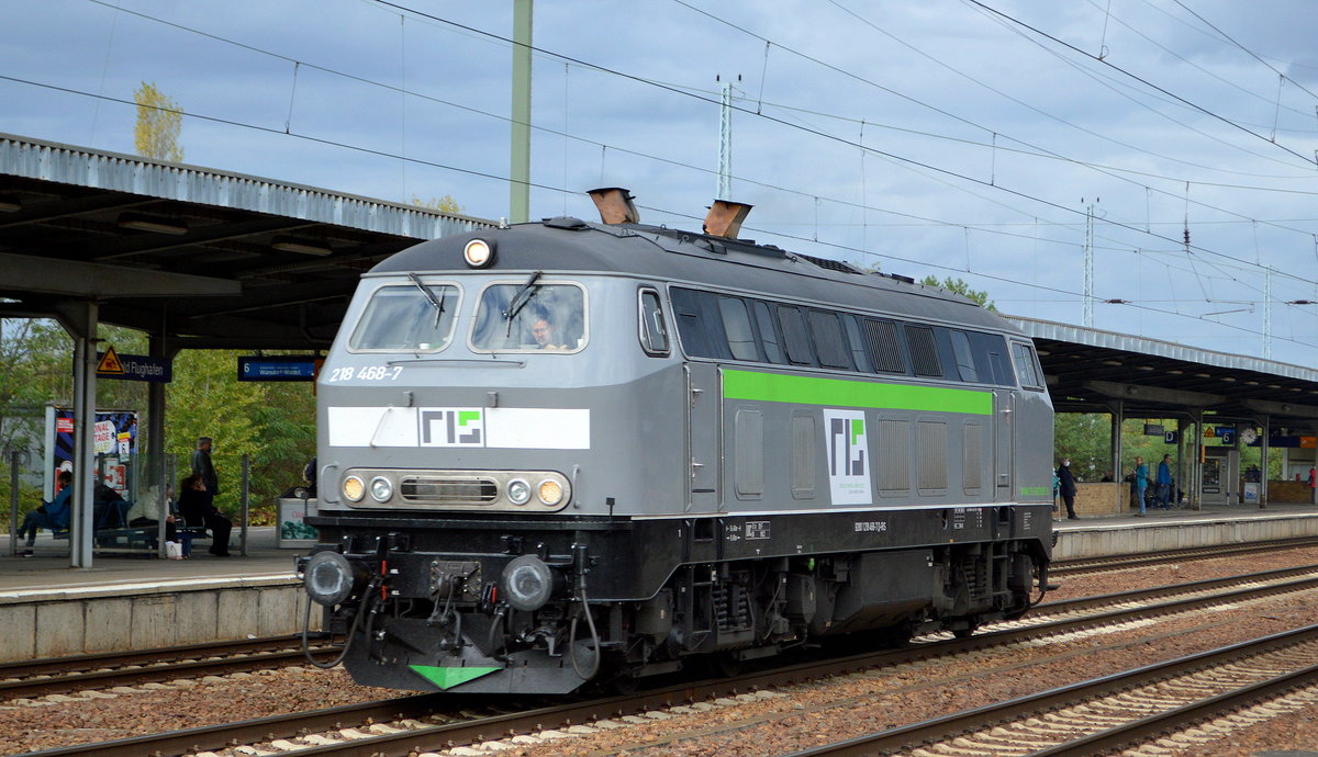 Regio Infra Service Sachsen GmbH (RIS) mit  218 468-7  (NVR:  9280 1 218 468-7 D-RIS ) bei der Rückfahrt durch den Bf. Flughafen Berlin Schönefeld nach dem sie einen Schienengleisbaukran (Fa. Gleisbau Sabrodt) abgeliefert hat am 06.10.20