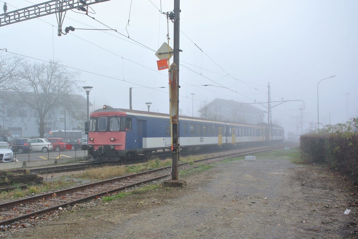 Regio nach Balsthal bestehend aus dem BDt EWI 905, AB EWII 505 und dem RBe 205 warten Abfahrbereit in Oensingen, 07.12.2015.