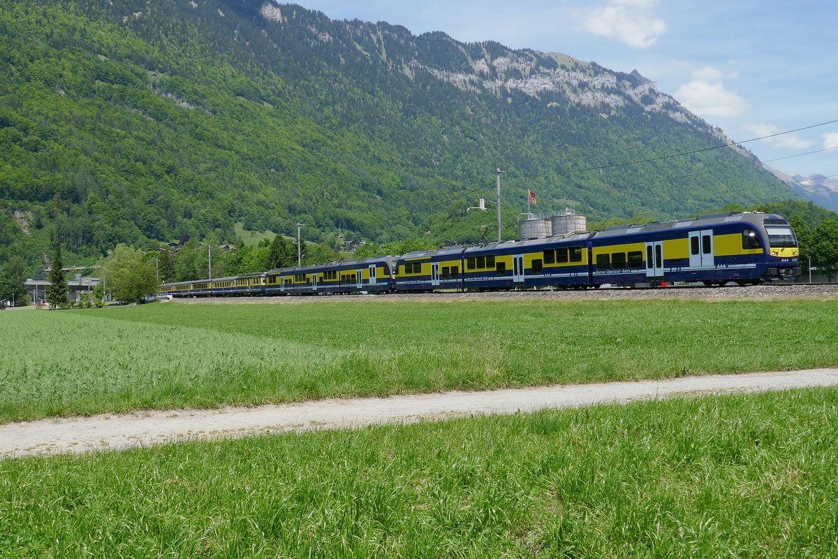 Regio nach Lauterbrunnen und Grindelwald am 25.5.17 kirz nach der Abfahrt in Interlaken, an der Spitze der ABDeh 8/8 325.