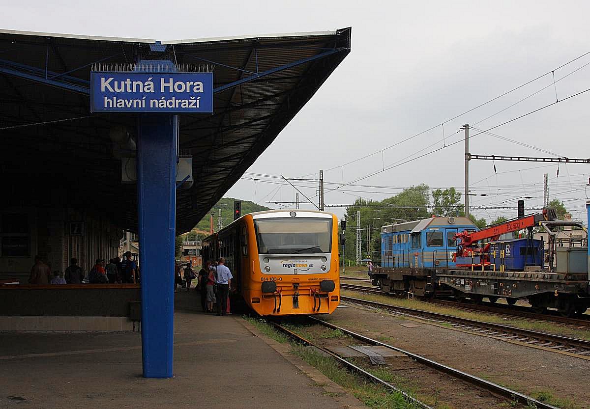Regio Nova 814183 wartet im Bahnhof Kutna Hora Hlavni auf die letzten Fahrgäste, bevor es gleich über die Nebenbahn nach Zruc na Sazavou geht.