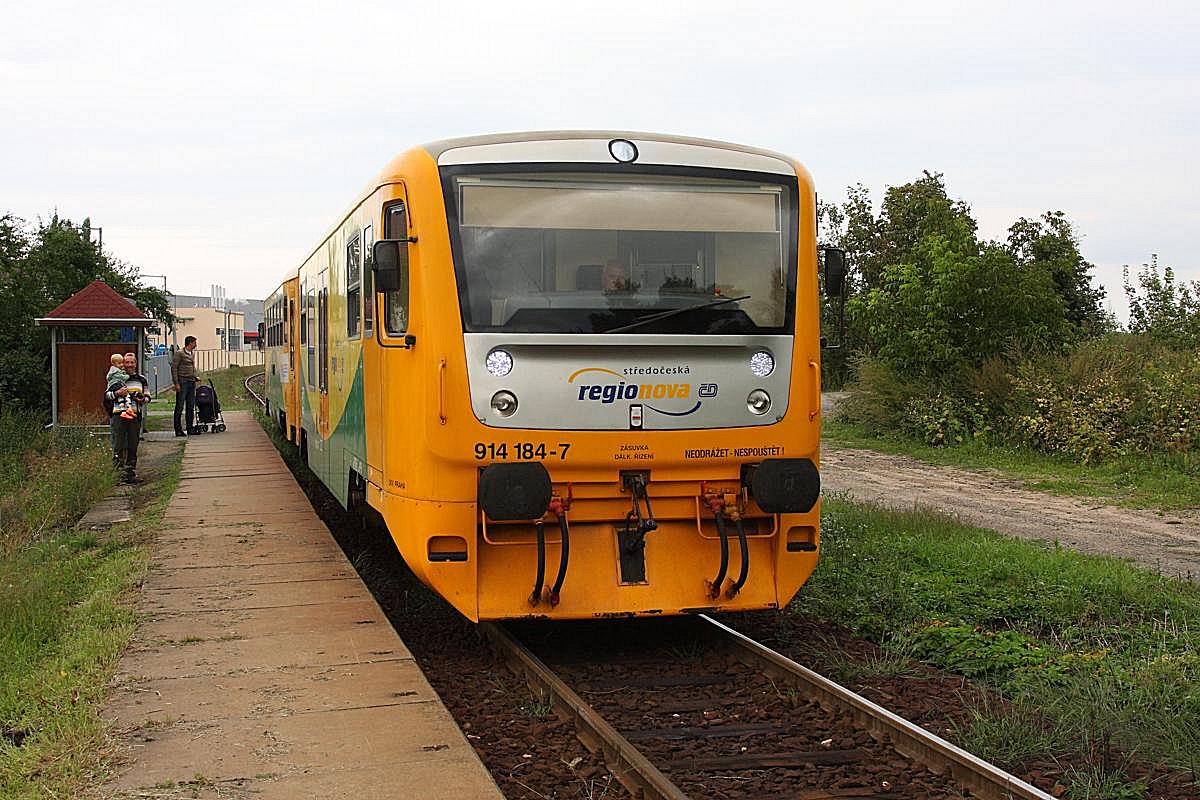Regio Nova Triebwagen hält auf dem Weg nach Zruc na Sazavou im Haltepunkt Kutna Hora Sedlec am 20.8.2013.