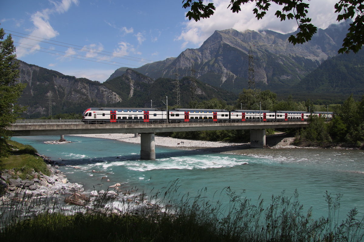 Regio RABe 511 nach Zürich auf der Rheinbrücke bei Bad Ragaz.31.05.20