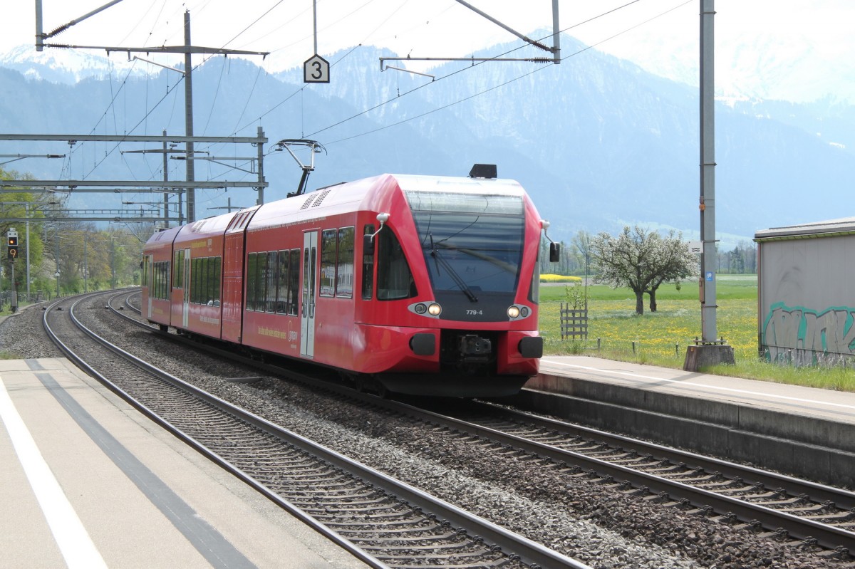 Regio der S12 von Chur nach Sargans bei der Einfahrt in Maienfeld.15.04.14