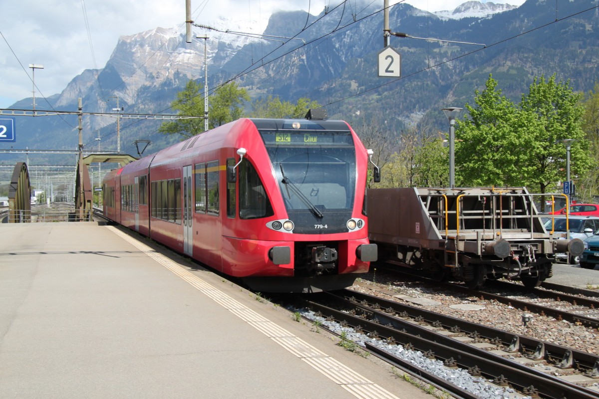 Regio der S12 von Sargans nach Chur bei der Einfahrt in Landquart.15.04.14